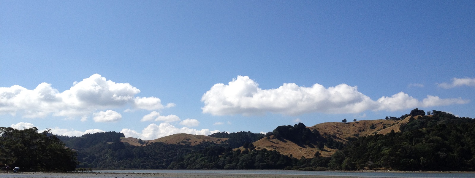 丘と空のイメージ